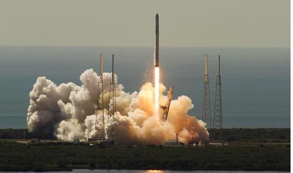  火箭联盟车球大战升级，空中特技决胜毫厘之间  