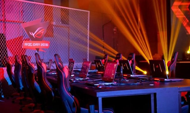  电竞解说激情澎湃点燃赛场氛围