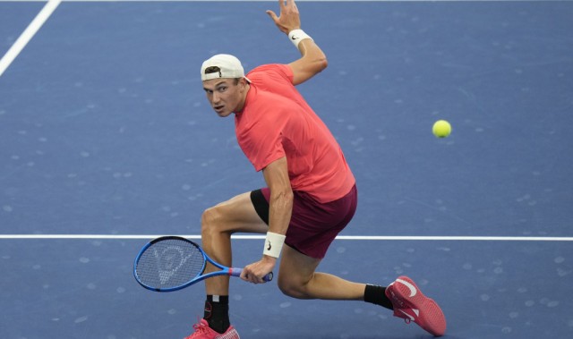  卢布列夫苦战五盘过关，硬地赛季渐入佳境