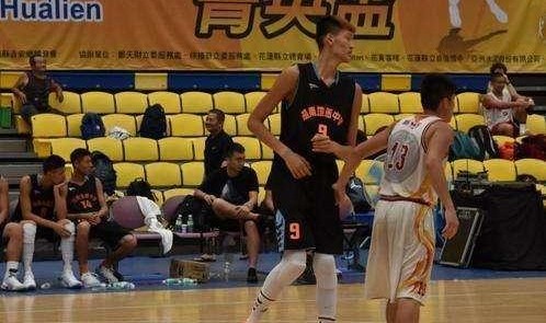  篮坛新星闪耀赛场，未来之星初露锋芒