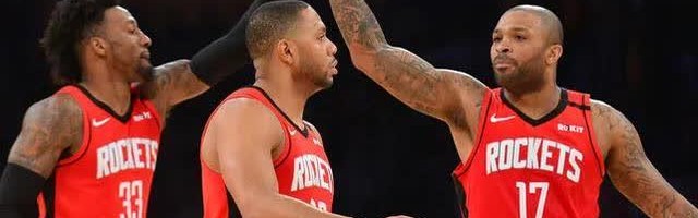  外援双塔统治内线，客队篮板优势显威力