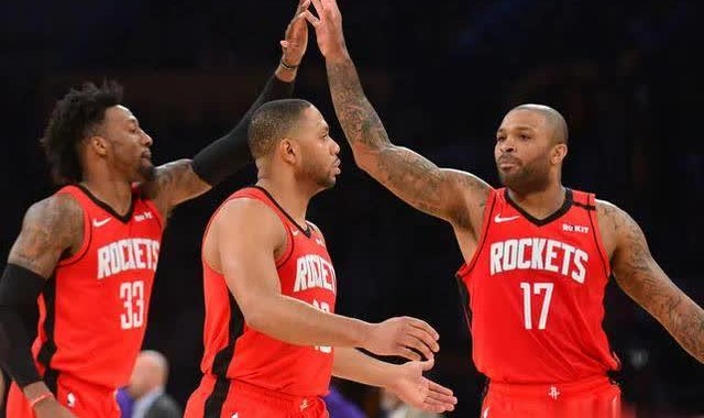  外援双塔统治内线，客队篮板优势显威力