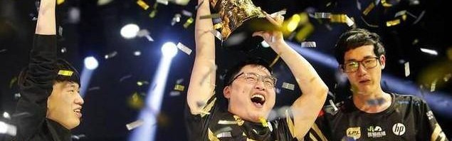  电竞健儿奋力拼搏续写辉煌战绩