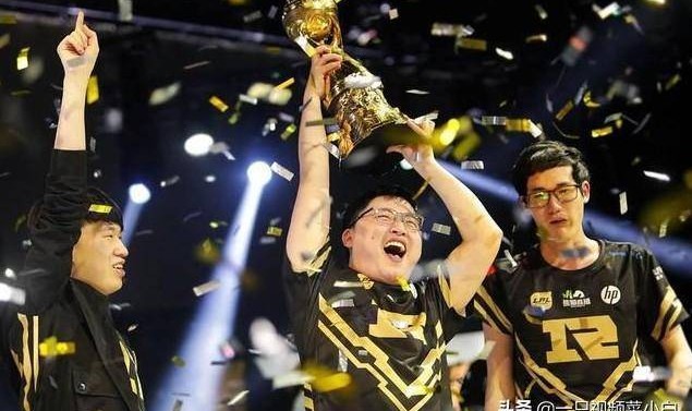  电竞健儿奋力拼搏续写辉煌战绩