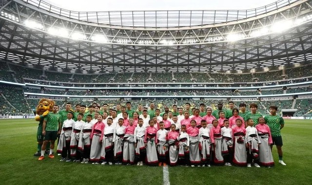  足球公益项目下乡，留守儿童圆梦球场  