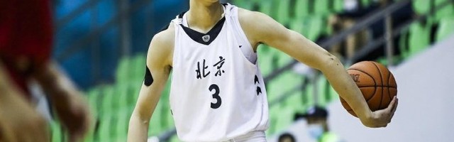  篮坛新星闪耀赛场展非凡实力