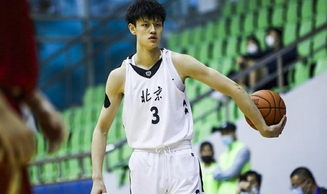  篮坛新星闪耀赛场展非凡实力