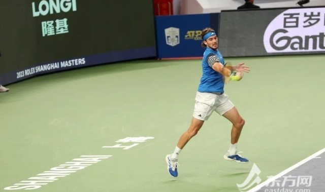  西西帕斯网前截击屡建奇功强势过关