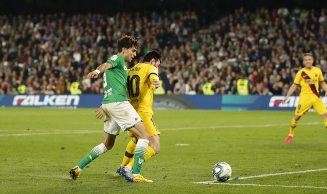  梅西帽子戏法助巴黎逆转取胜，领跑积分榜  