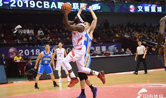  山东高速全员皆兵，团队篮球击溃广东队