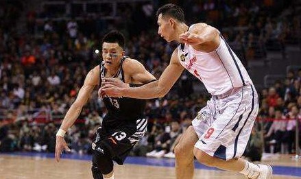  CBA焦点战上演精彩攻防对决