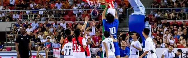  球星慈善赛温暖开踢，爱心捐款突破纪录  