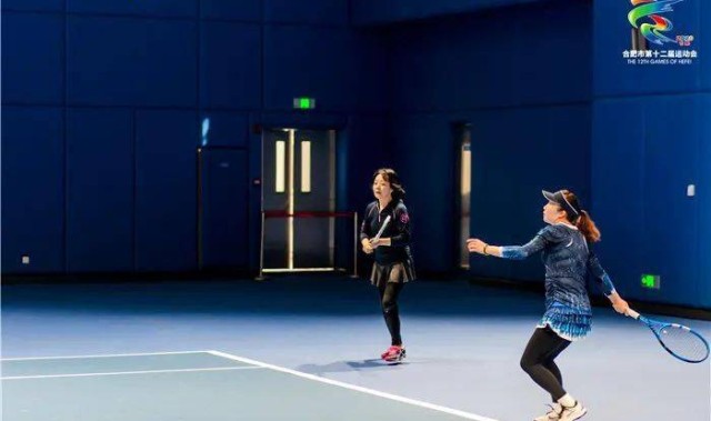  高校网球联赛激战正酣，学霸选手兼顾学业训练