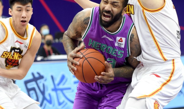  深圳马可波罗失误连连，不敌山东高速男篮