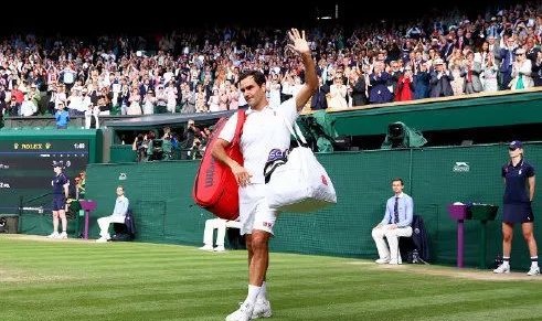  费德勒出席元老赛开幕式，传奇归来引全场起立致敬  