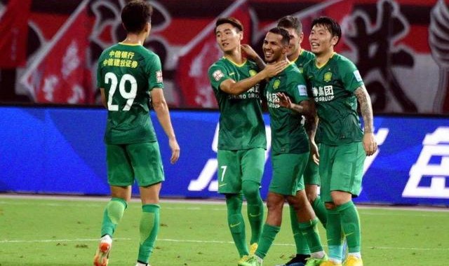  联赛积分榜首，卫冕冠军领跑群雄