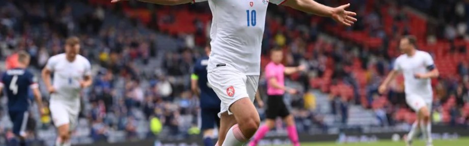  季后赛激战正酣，强队对决火花四射