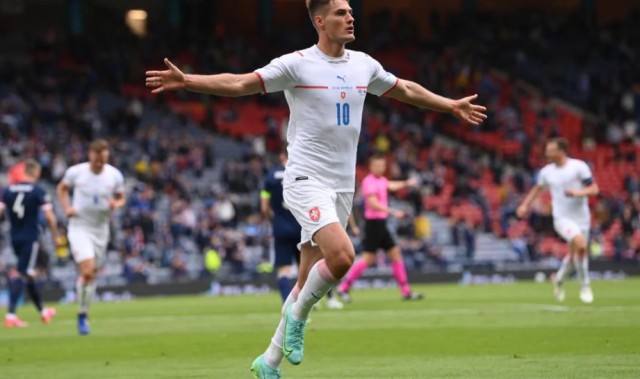  季后赛激战正酣，强队对决火花四射