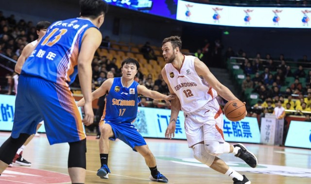  广东宏远末节发力，战胜新疆稳固联赛榜首