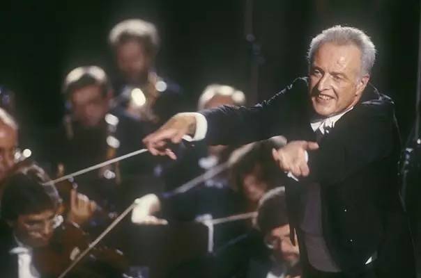 莱巴金娜身高优势尽显统治网前较量 莱巴金娜身高优势尽显统治网前较量