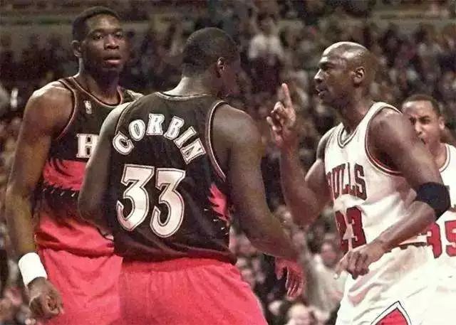  传奇球衣荣耀退役，历史时刻铭刻永恒记忆