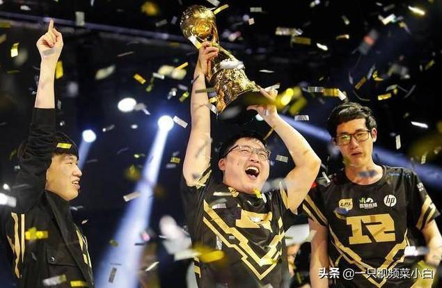  电竞健儿奋力拼搏续写辉煌战绩