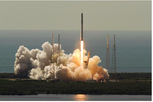  火箭联盟车球大战升级，空中特技决胜毫厘之间  