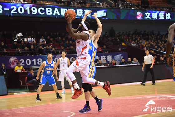  山东高速全员皆兵，团队篮球击溃广东队