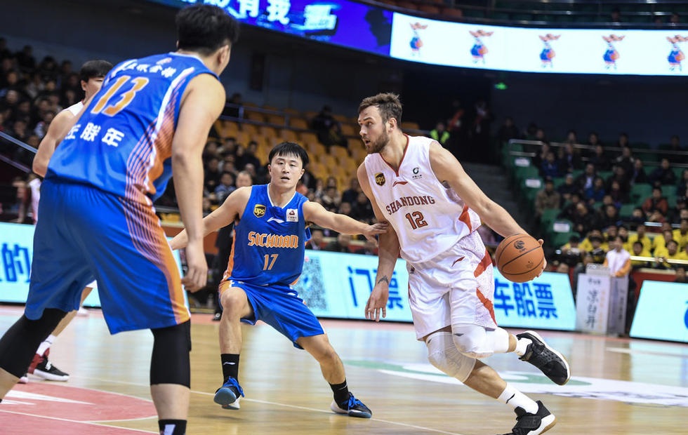  广东宏远末节发力，战胜新疆稳固联赛榜首