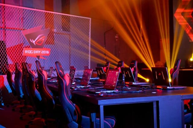  电竞解说激情澎湃点燃赛场氛围