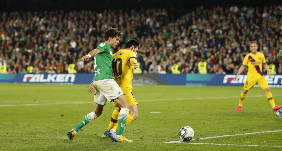  梅西帽子戏法助巴黎逆转取胜，领跑积分榜  