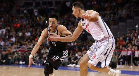  CBA焦点战上演精彩攻防对决