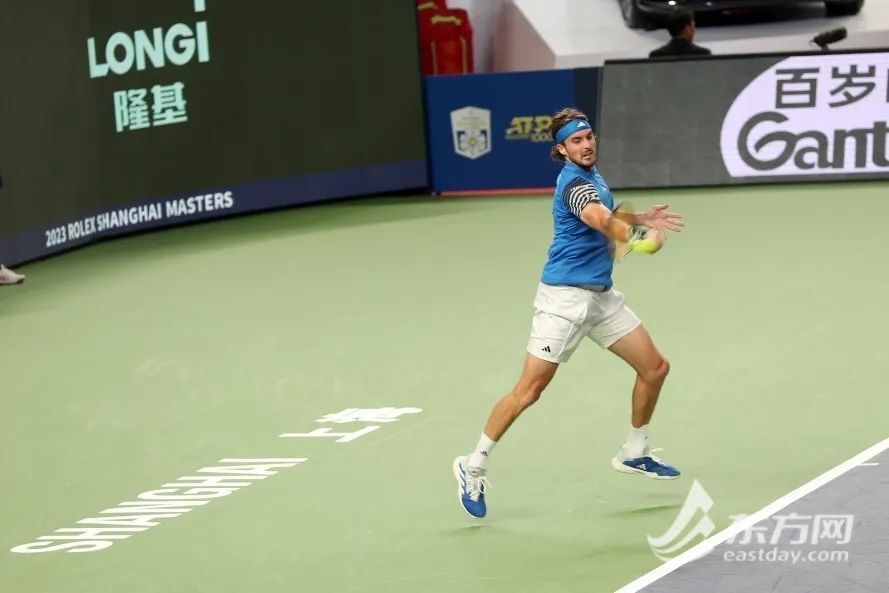  西西帕斯网前截击屡建奇功强势过关