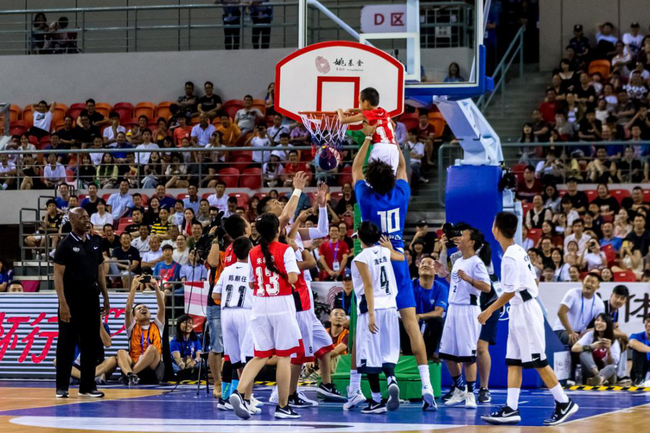 球星慈善赛温暖开踢,爱心捐款突破纪录 球星慈善赛温暖开踢,爱心捐款突破纪录