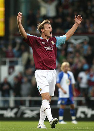  老将宝刀未老，头球攻门技惊四座